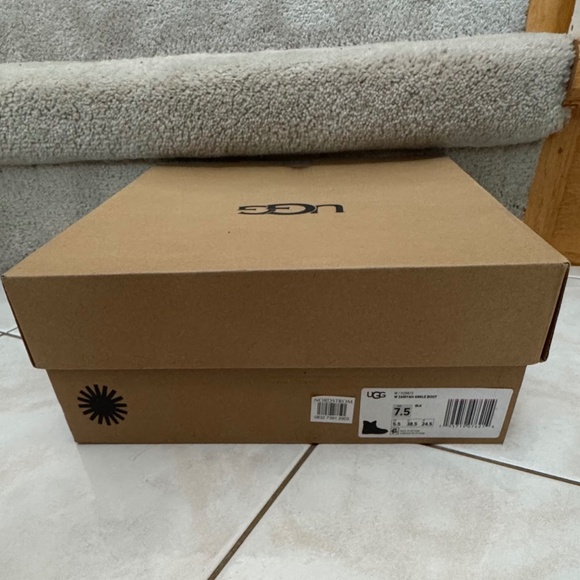 UGG Zariyah Water Repellent Ankle Bootie (Women) Size 7.5 - BLACK   NEW - Picture 14 of 14